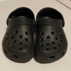 Black crocs used size 6 toddler